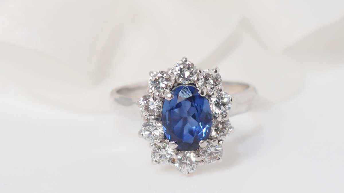 Marguerite Ring In White Gold, Oval Sapphire And Diamonds-photo-2