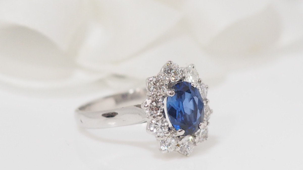 Marguerite Ring In White Gold, Oval Sapphire And Diamonds-photo-3