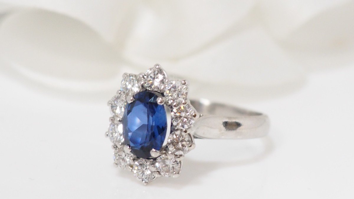 Marguerite Ring In White Gold, Oval Sapphire And Diamonds-photo-4