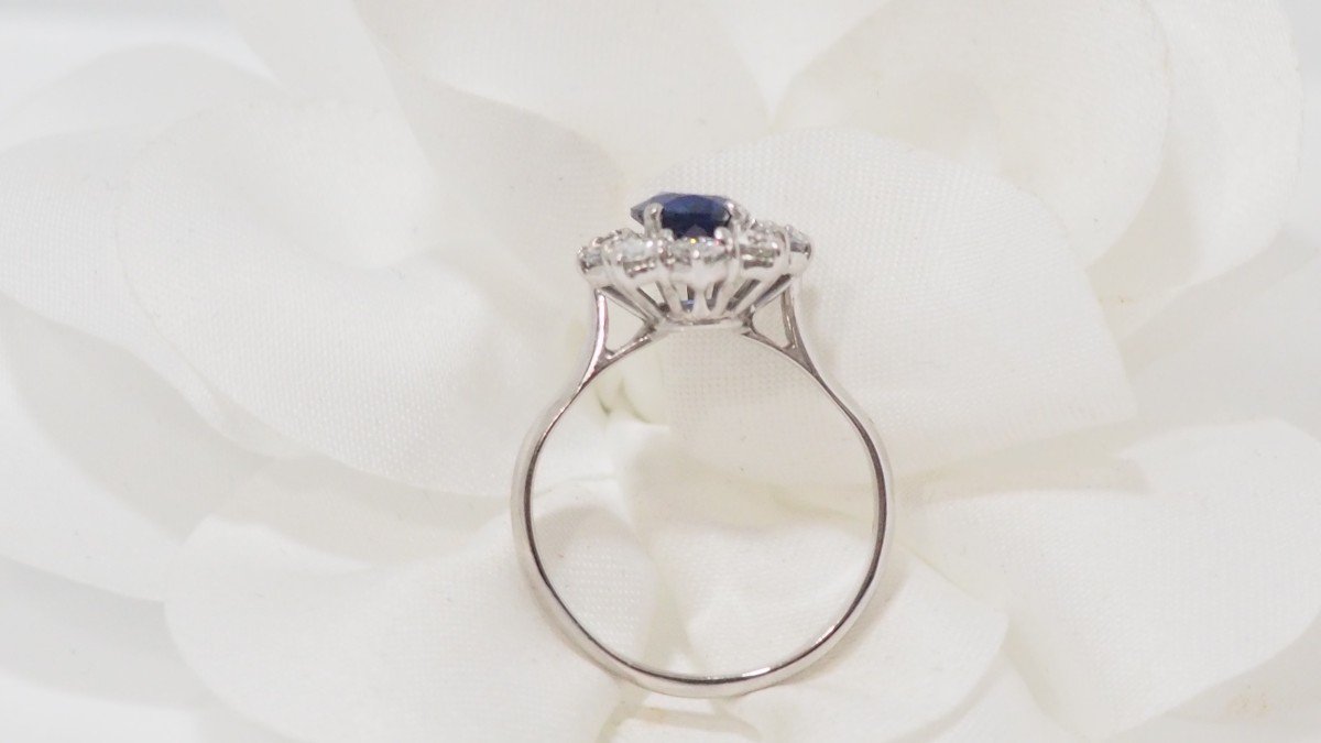 Marguerite Ring In White Gold, Oval Sapphire And Diamonds-photo-4