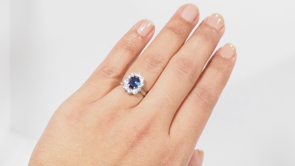 Marguerite Ring In White Gold, Oval Sapphire And Diamonds-photo-5