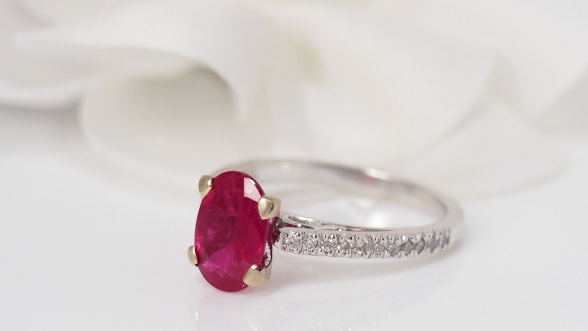 Bague En Or Blanc, Rubis Ovale Et Diamants-photo-3