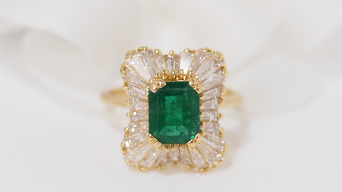 Skirt Ring In Yellow Gold, Emerald And Baguette Diamonds-photo-2