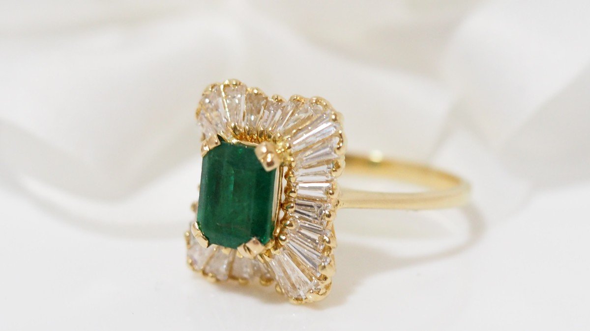 Skirt Ring In Yellow Gold, Emerald And Baguette Diamonds-photo-4
