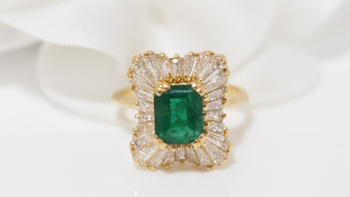 Skirt Ring In Yellow Gold, Emerald And Baguette Diamonds-photo-1