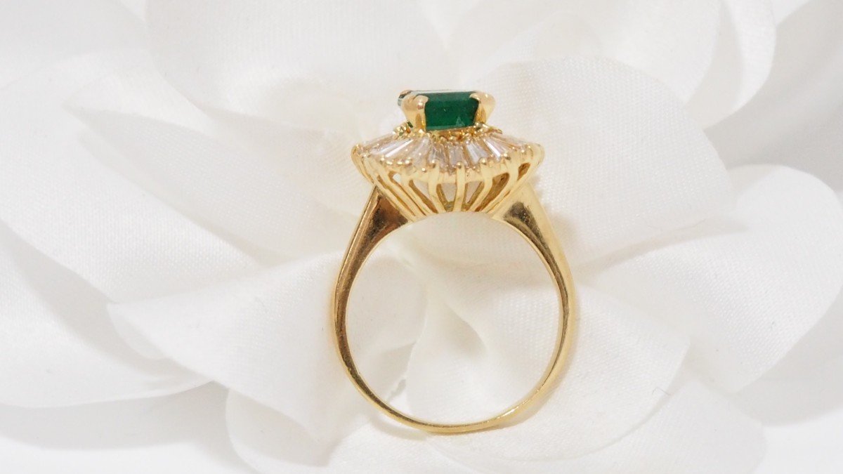 Skirt Ring In Yellow Gold, Emerald And Baguette Diamonds-photo-2