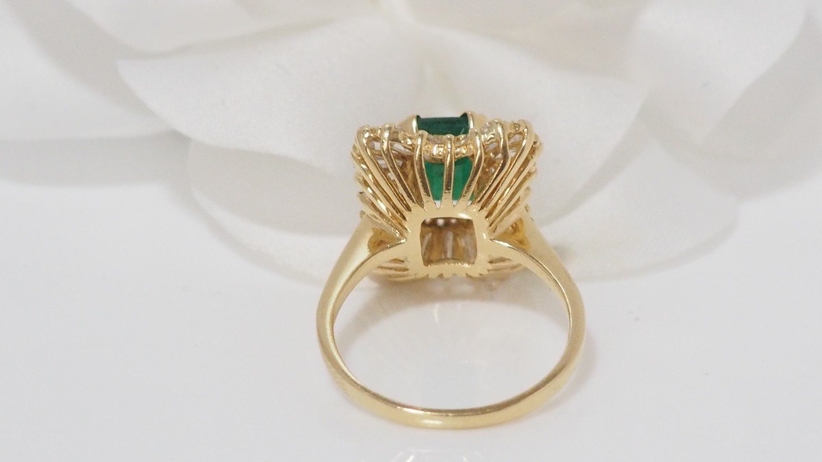 Skirt Ring In Yellow Gold, Emerald And Baguette Diamonds-photo-3