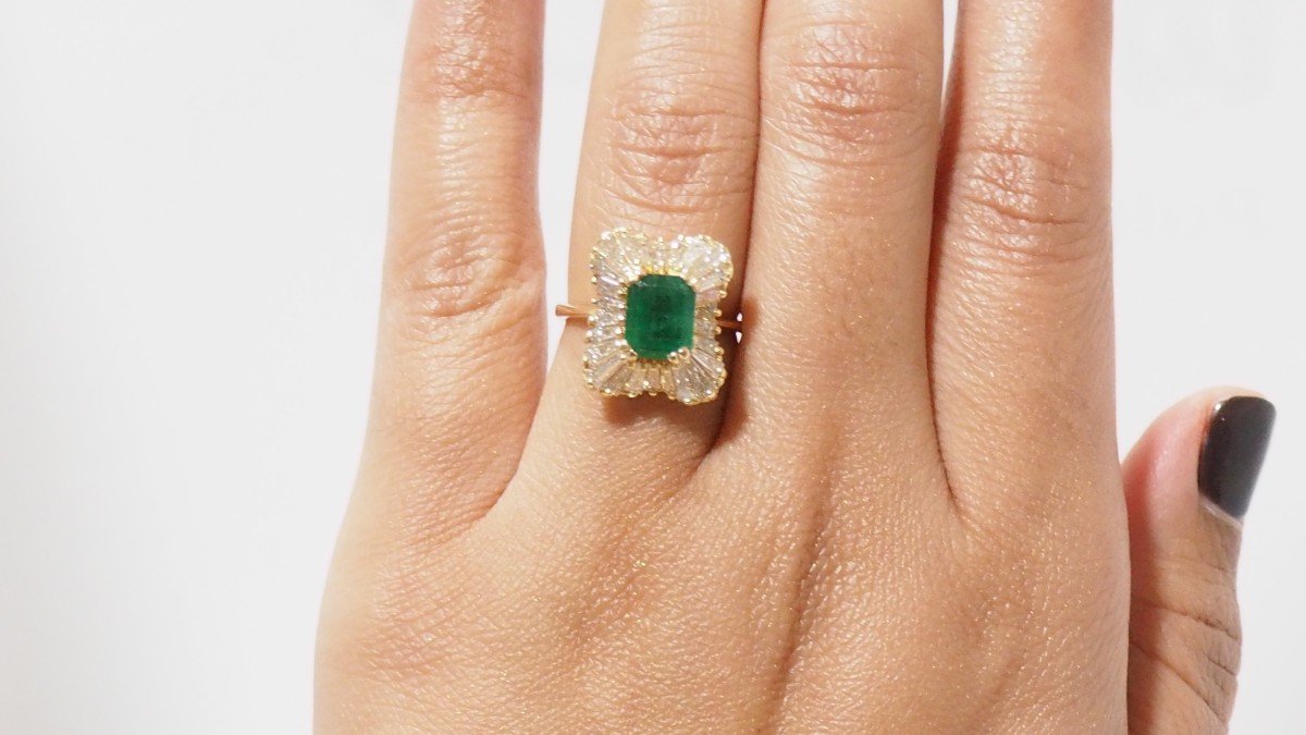 Skirt Ring In Yellow Gold, Emerald And Baguette Diamonds-photo-4
