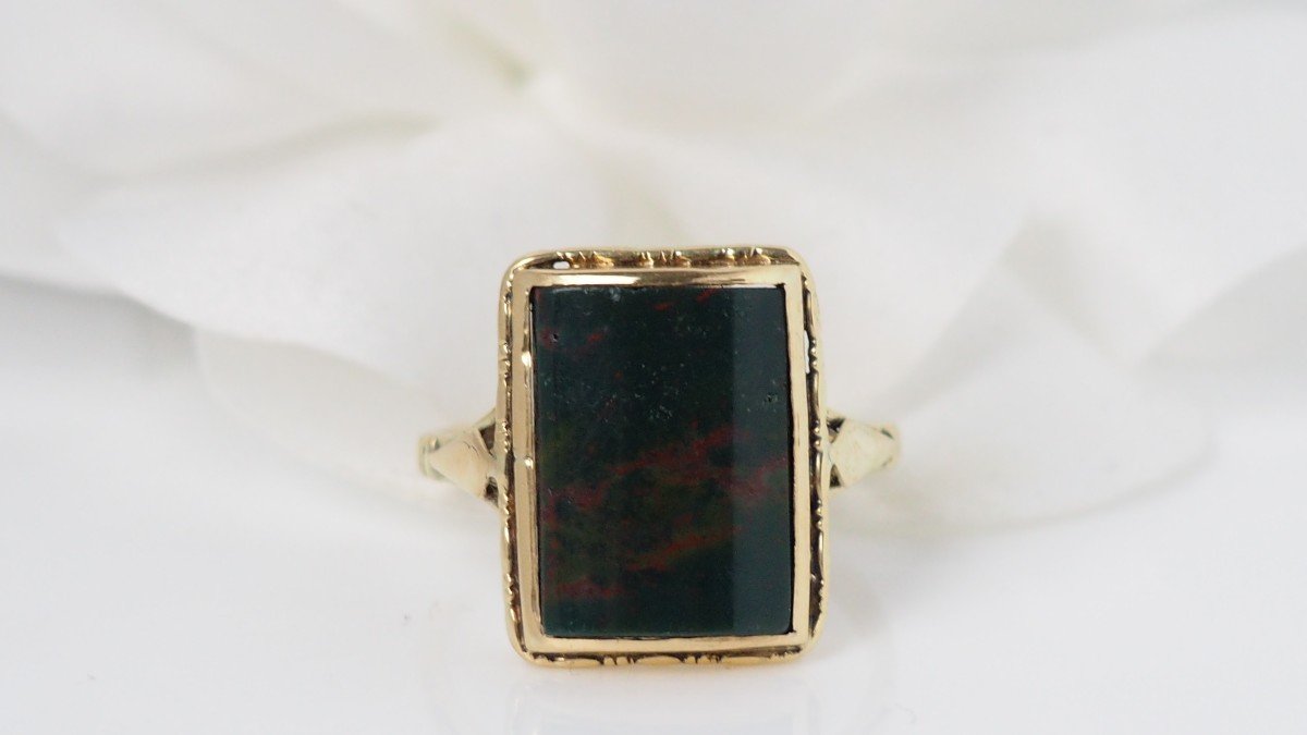 Vintage Ring In Yellow Gold And Green Stone