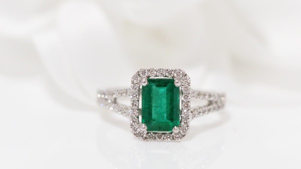 Bague En Or Blanc, Emeraude Et Diamants