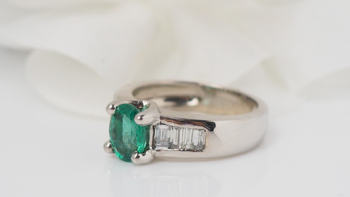 Ring In White Gold, Emerald And Diamonds-photo-4