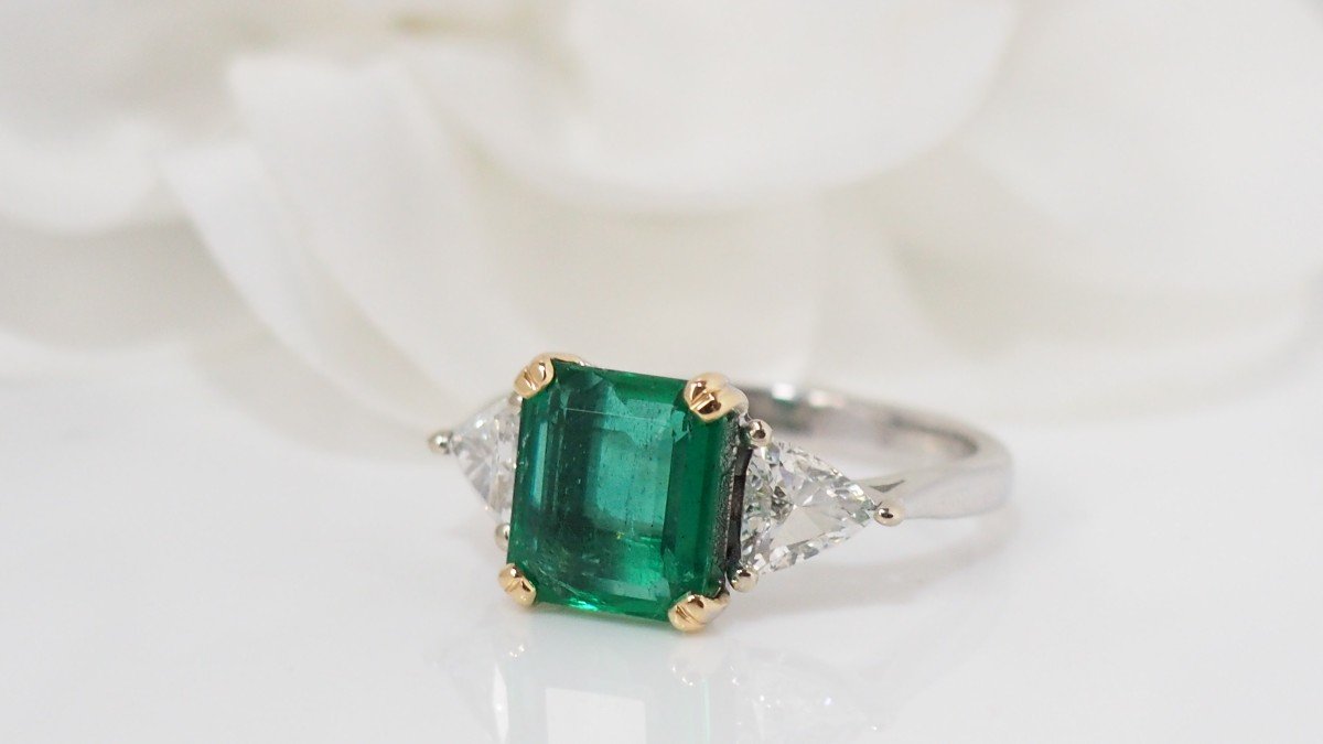 Ring In White Gold Emerald And Triangle Diamonds-photo-3