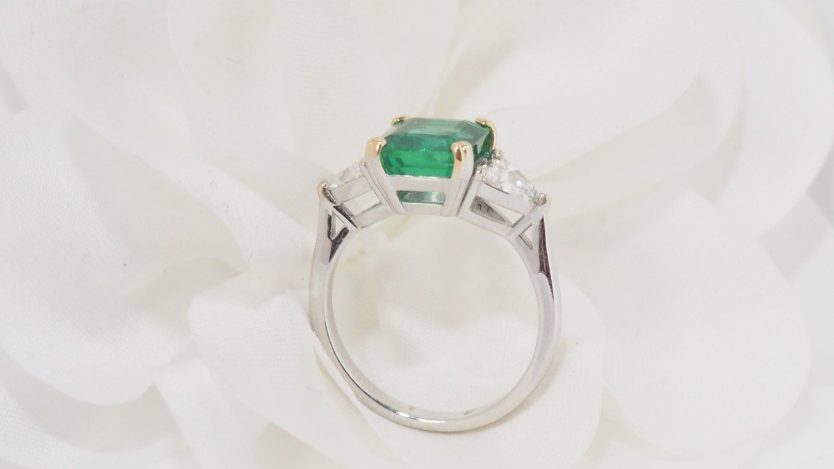 Ring In White Gold Emerald And Triangle Diamonds-photo-4