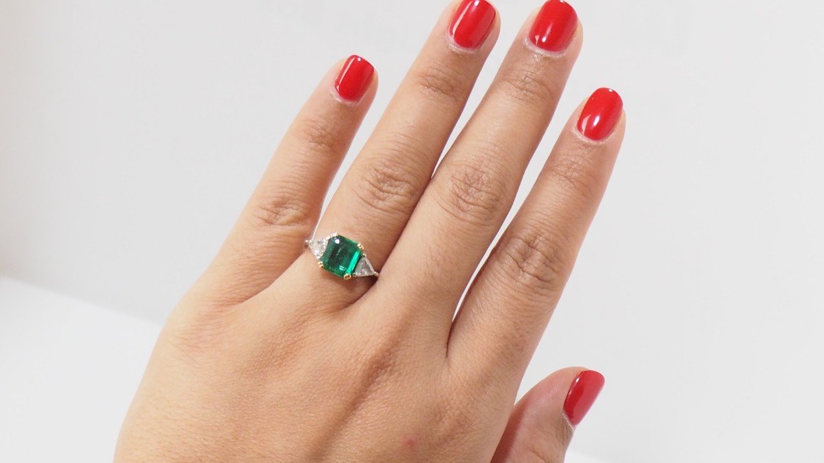 Ring In White Gold Emerald And Triangle Diamonds-photo-5