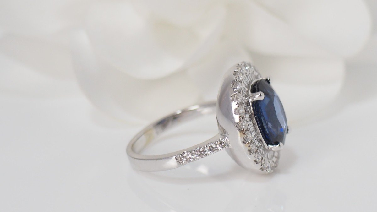 Bague Pompadour En Or Blanc, Saphir Ovale Et Diamants-photo-2