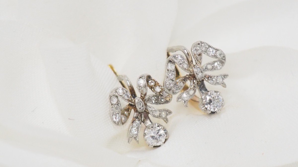 Knot Earrings In Gold And Diamonds-photo-2