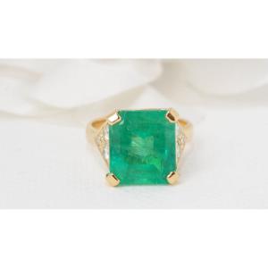 Ring In Yellow Gold, Colombian Emerald And Diamonds