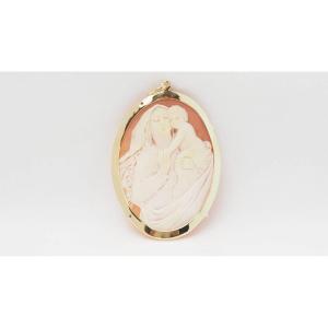 Cameo Pendant In Yellow Gold 