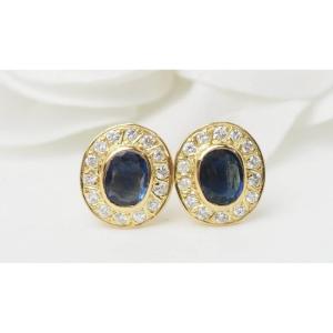 Boucles d'Oreille Entourage En Or Jaune, Saphirs Et Diamants 