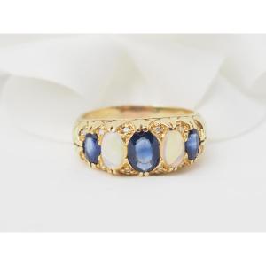Bague jarretière en or jaune, saphirs et pierres de lune