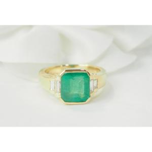 Ring In Yellow Gold, Emerald And Diamonds 