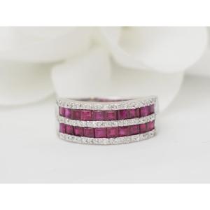 Bague en or blanc sertie de rubis calibrés et diamants naturels 