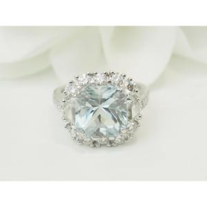 Bague entourage en or blanc aigue-marine naturelle non traitée 6 cts diamants E VS1 