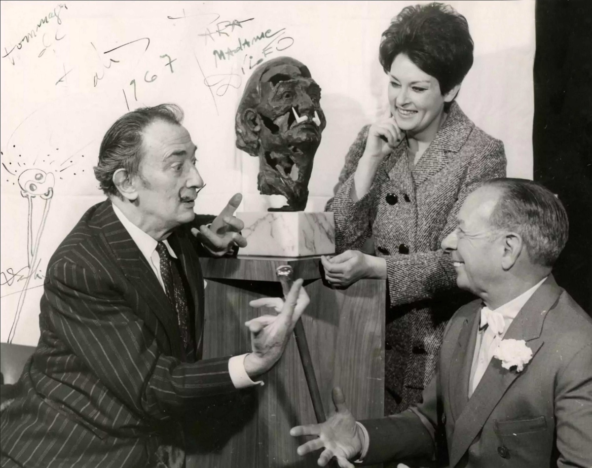Salvador DALI  - Photographie originale avec dessins et dédicace.