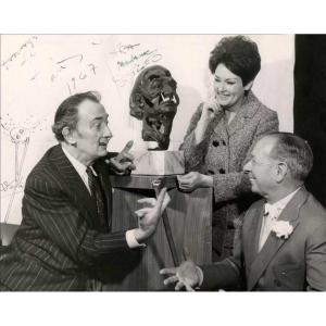 Salvador DALI  - Photographie originale avec dessins et dédicace.