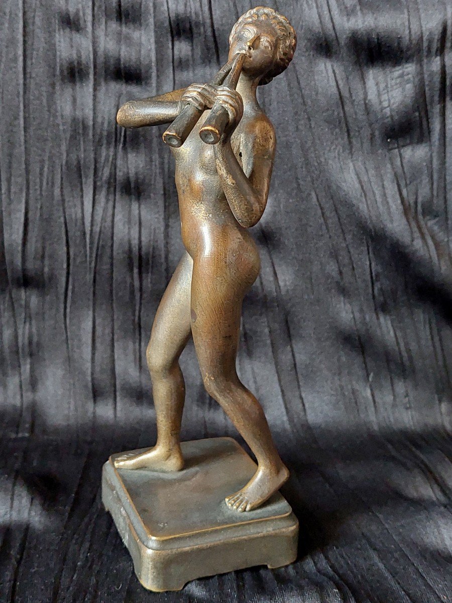 Nymphe sonnant de l'aulos. Nu mythologique en bronze à patine brune. Fonte ancienne-photo-1