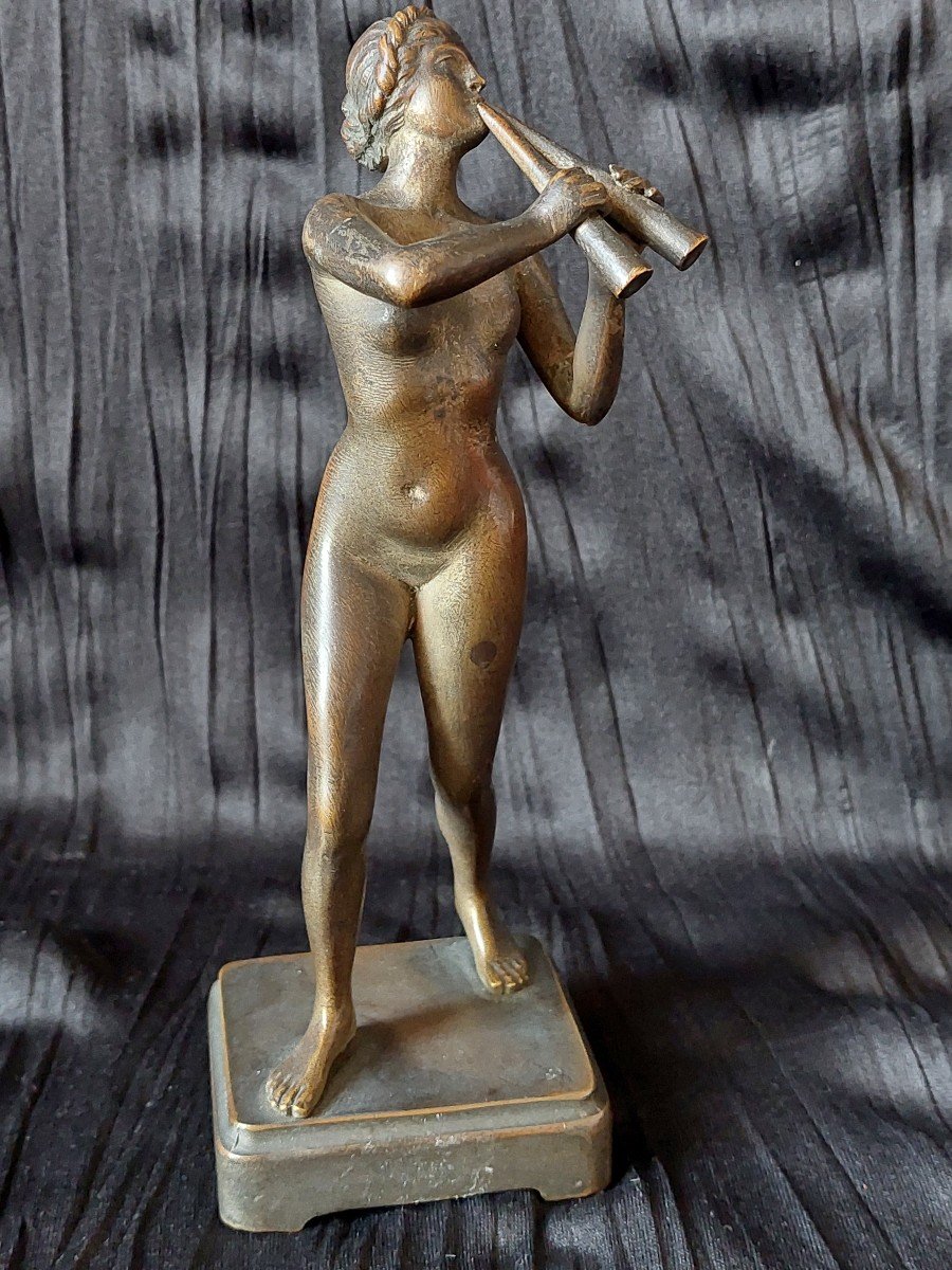 Nymphe sonnant de l'aulos. Nu mythologique en bronze à patine brune. Fonte ancienne-photo-2