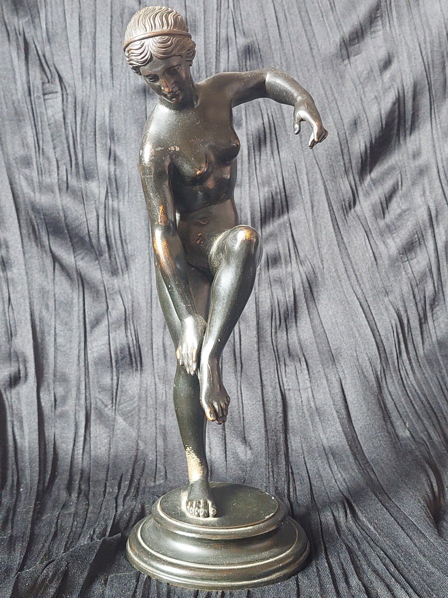 Venus au bain. .  Nu mythologique XIXe  Elégant bronze à patine noire-photo-4