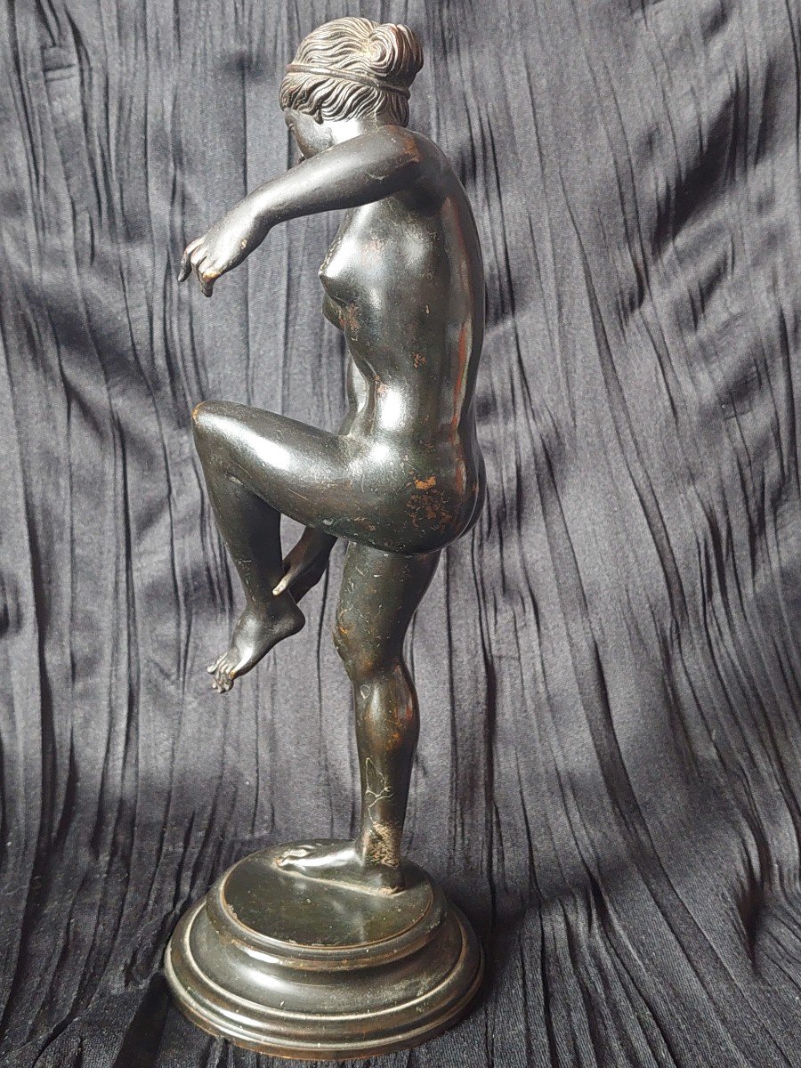 Venus au bain. .  Nu mythologique XIXe  Elégant bronze à patine noire-photo-1