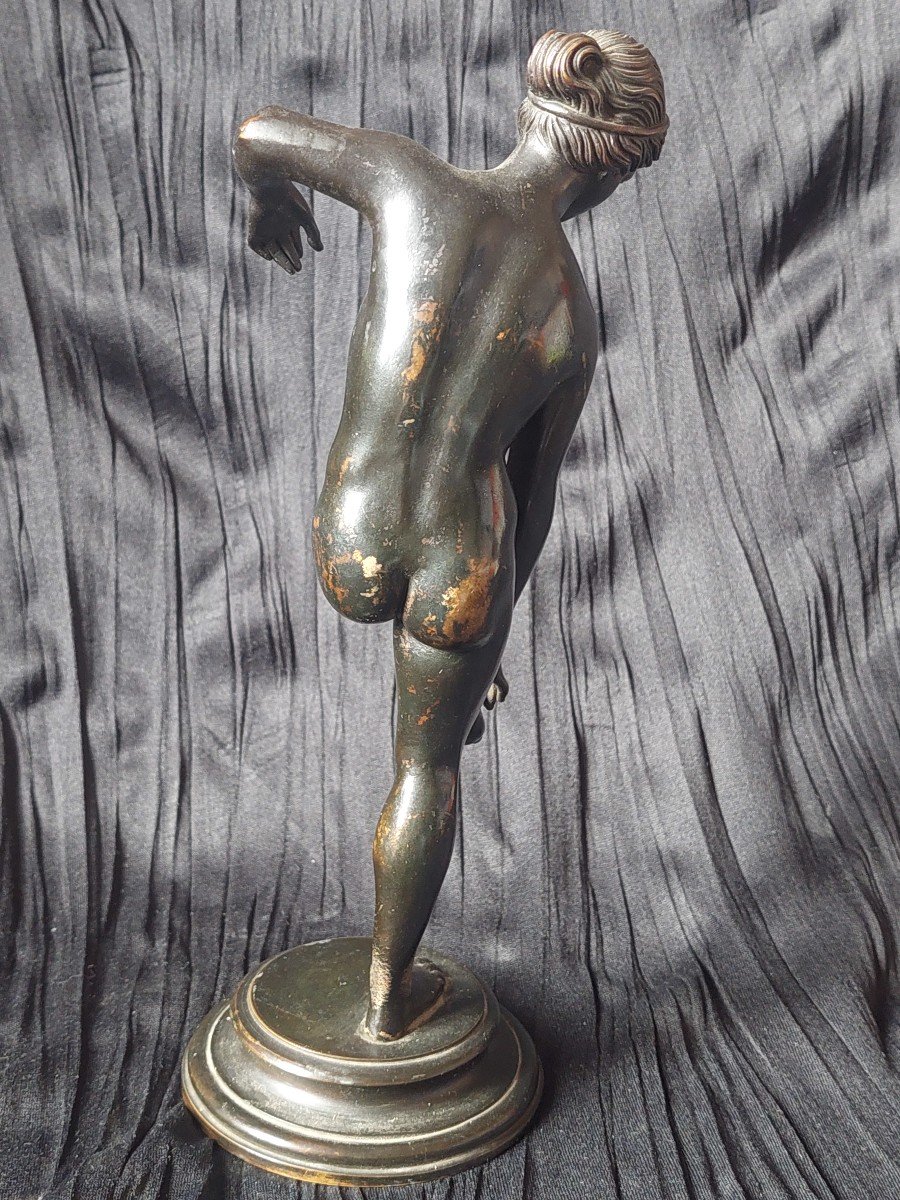 Venus au bain. .  Nu mythologique XIXe  Elégant bronze à patine noire-photo-2