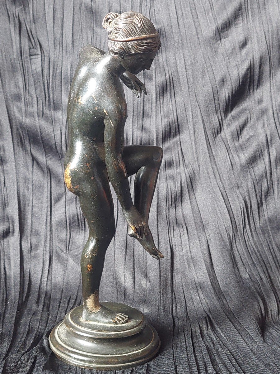 Venus au bain. .  Nu mythologique XIXe  Elégant bronze à patine noire-photo-3