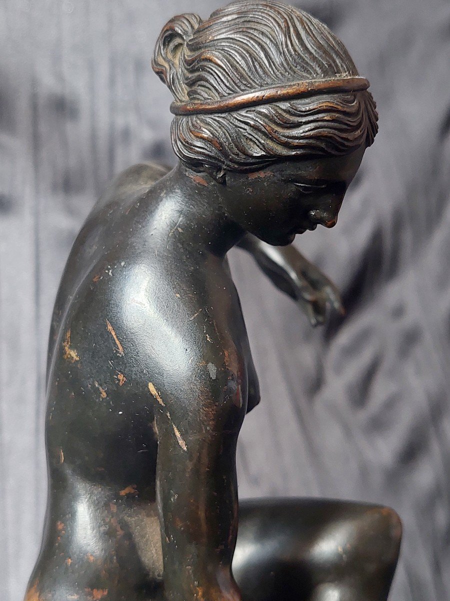 Venus au bain. .  Nu mythologique XIXe  Elégant bronze à patine noire-photo-4