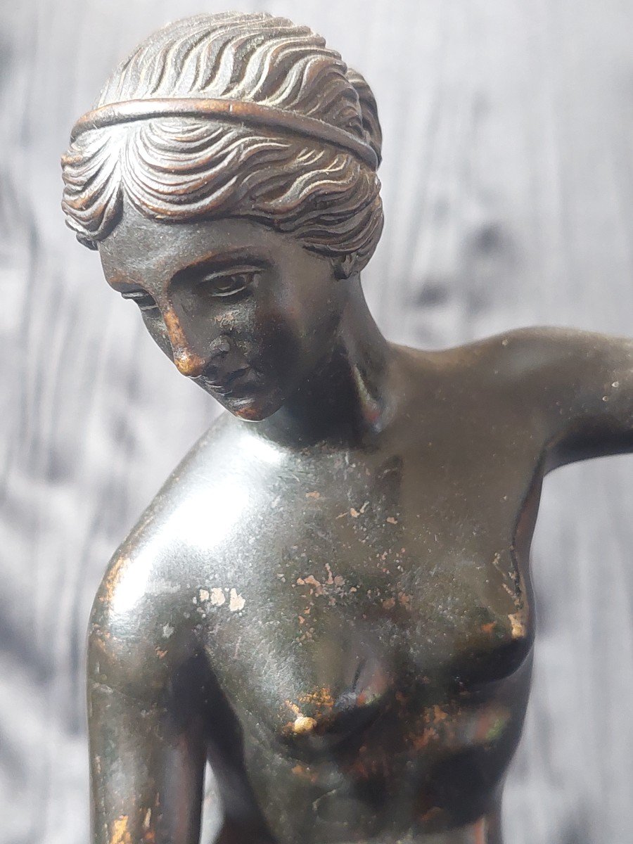 Venus au bain. .  Nu mythologique XIXe  Elégant bronze à patine noire-photo-5