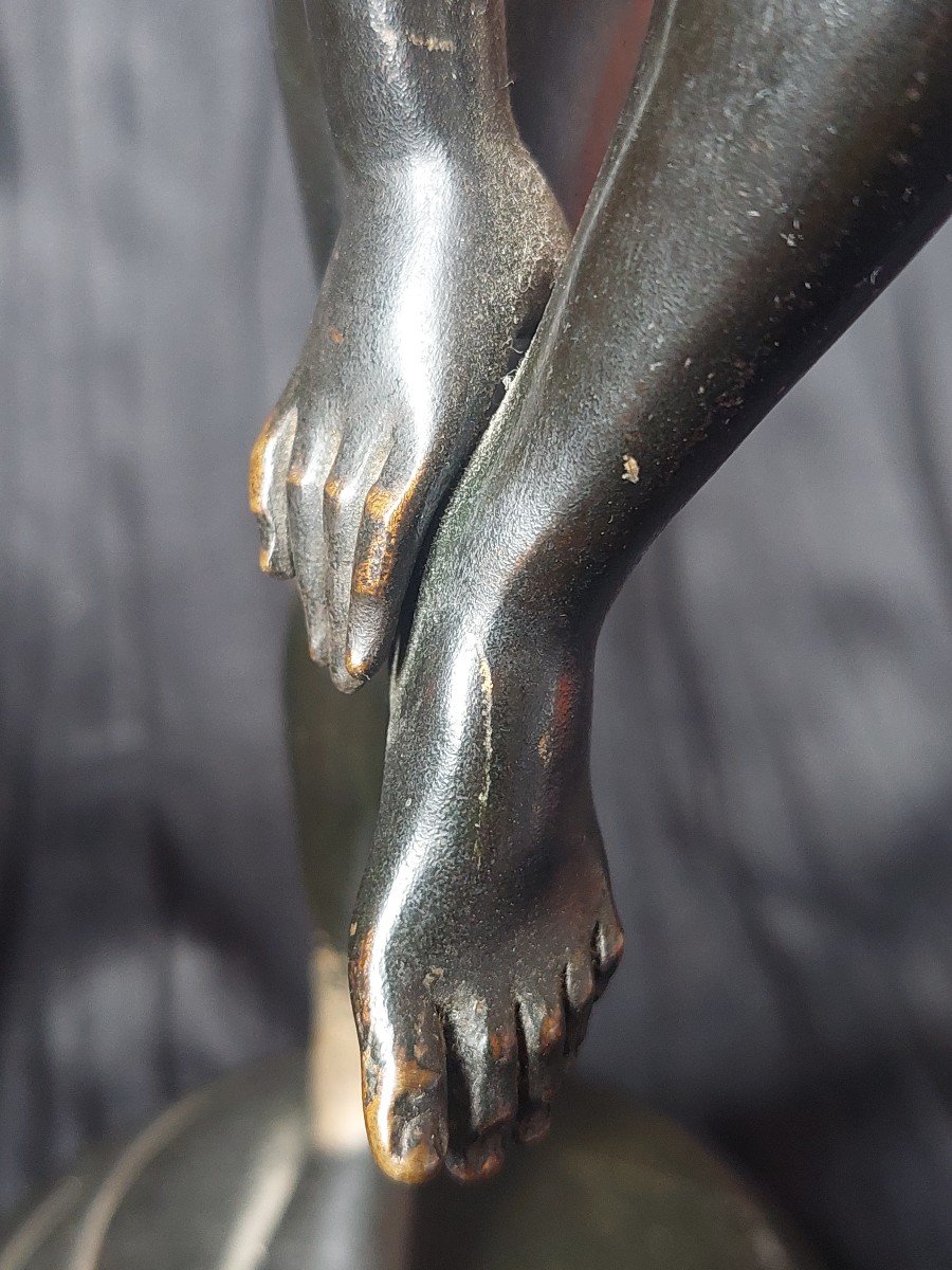 Venus au bain. .  Nu mythologique XIXe  Elégant bronze à patine noire-photo-6