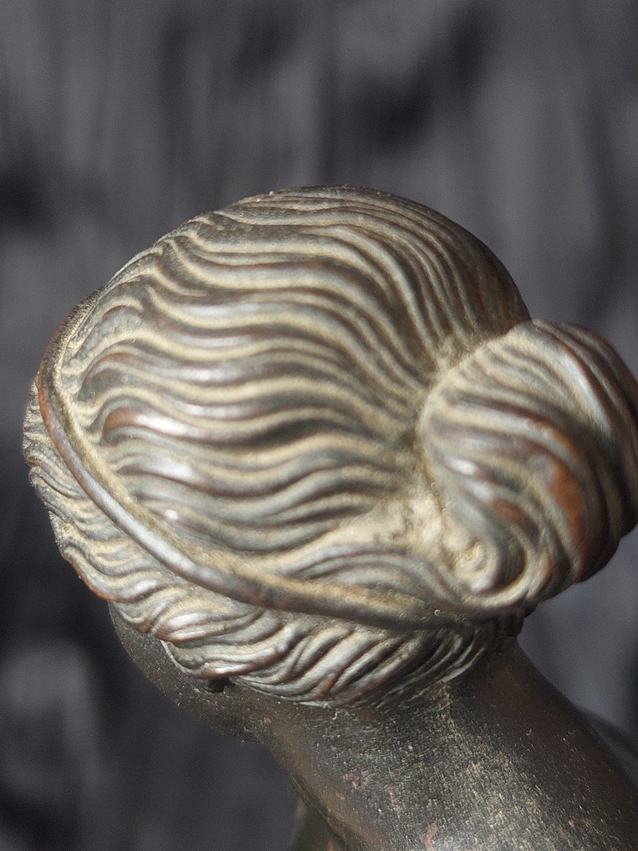 Venus au bain. .  Nu mythologique XIXe  Elégant bronze à patine noire-photo-7