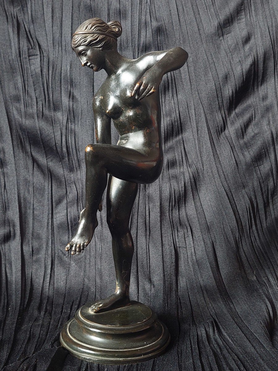 Venus au bain. .  Nu mythologique XIXe  Elégant bronze à patine noire