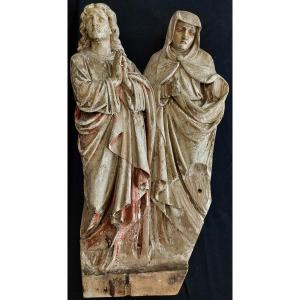 Bas-relief de la Vierge et Saint Jean en bois sculpté polychrome. Groupe de calvaire. France 