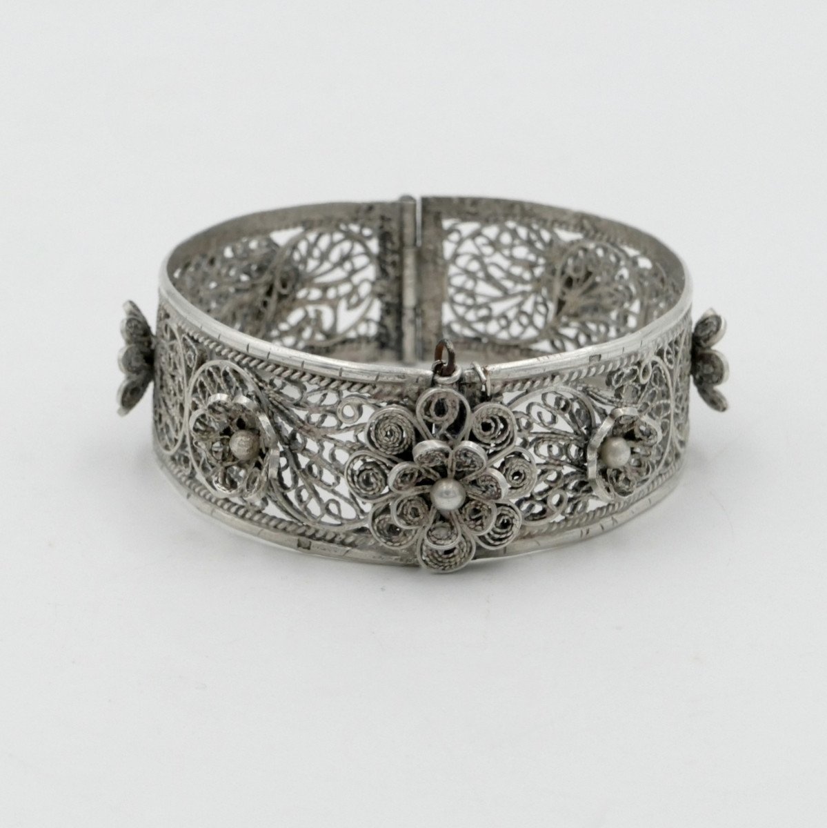 Bracelet Manchette Au Décor De Fleurs, Argent Massif, Tunisie, XXe Siècle.