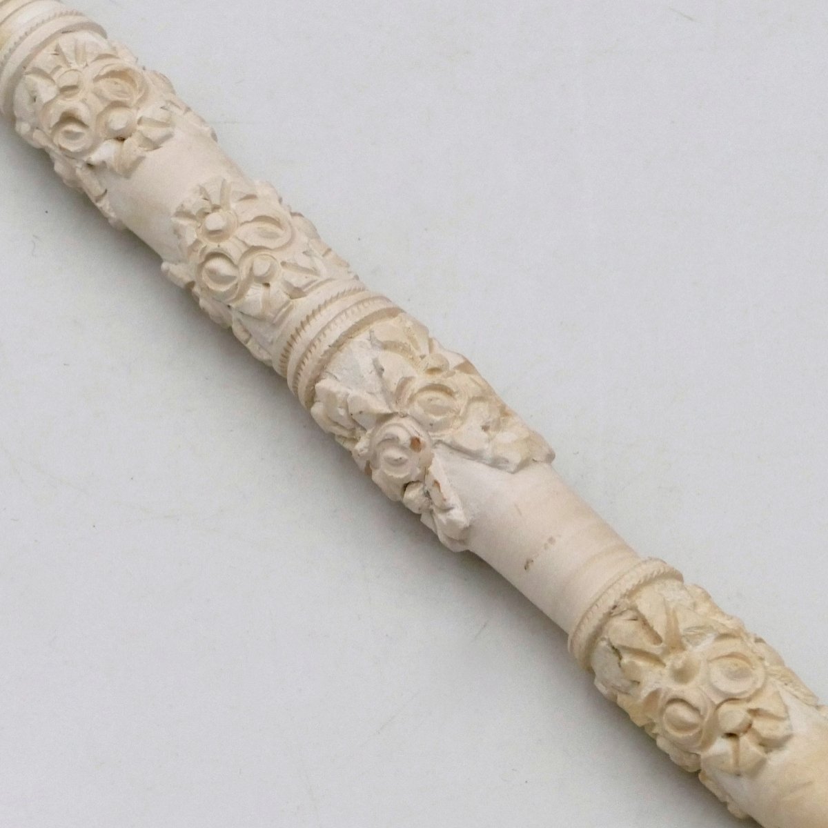 Long fume cigarette en écume de mer sculptée et bois, début XXe siècle.-photo-3