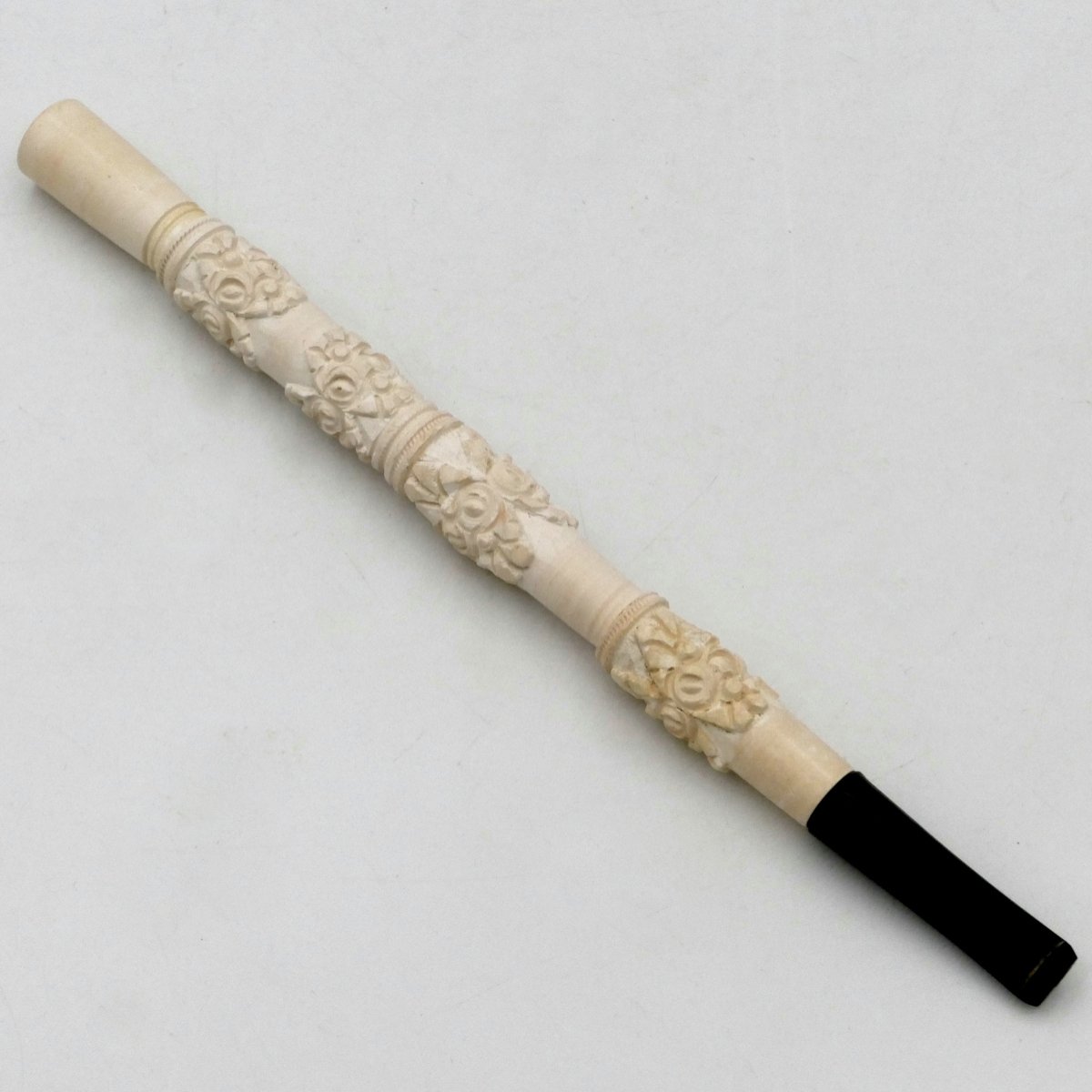 Long fume cigarette en écume de mer sculptée et bois, début XXe siècle.-photo-4