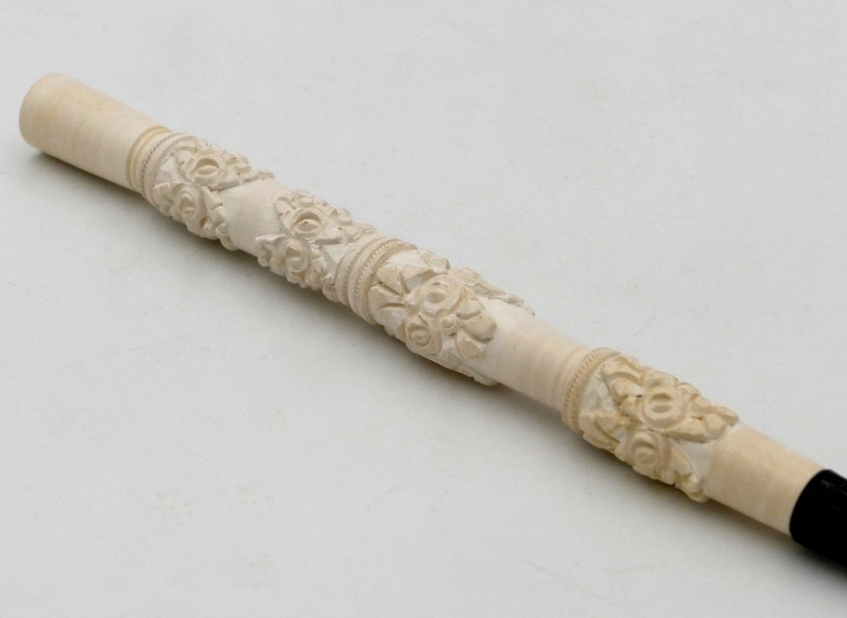 Long fume cigarette en écume de mer sculptée et bois, début XXe siècle.-photo-1