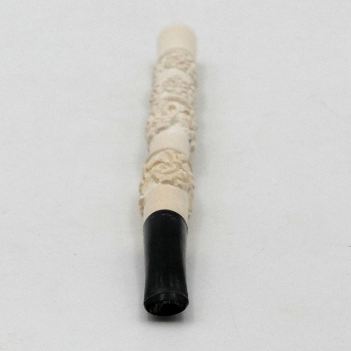 Long fume cigarette en écume de mer sculptée et bois, début XXe siècle.-photo-2
