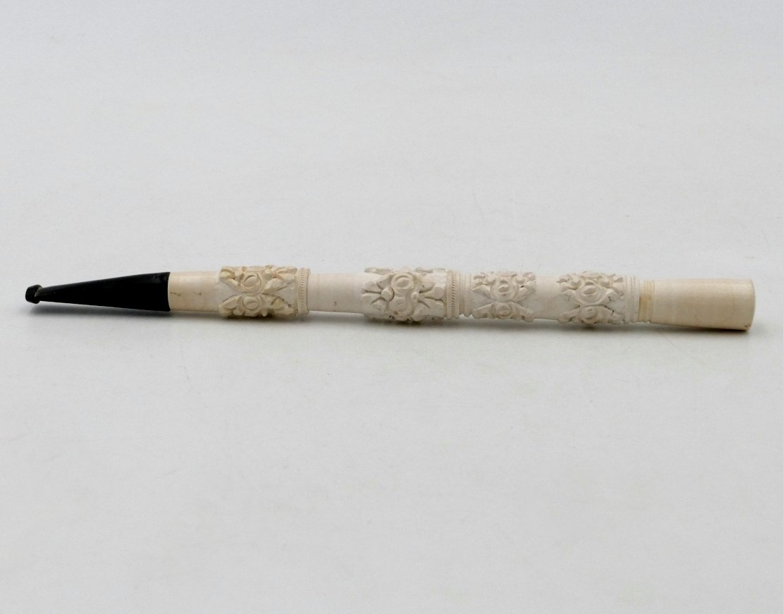 Long fume cigarette en écume de mer sculptée et bois, début XXe siècle.-photo-4