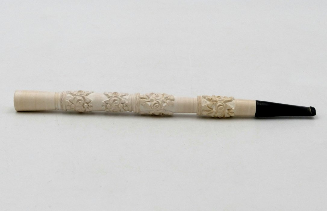 Long fume cigarette en écume de mer sculptée et bois, début XXe siècle.-photo-5