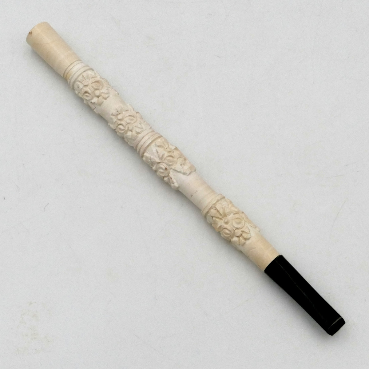 Long fume cigarette en écume de mer sculptée et bois, début XXe siècle.