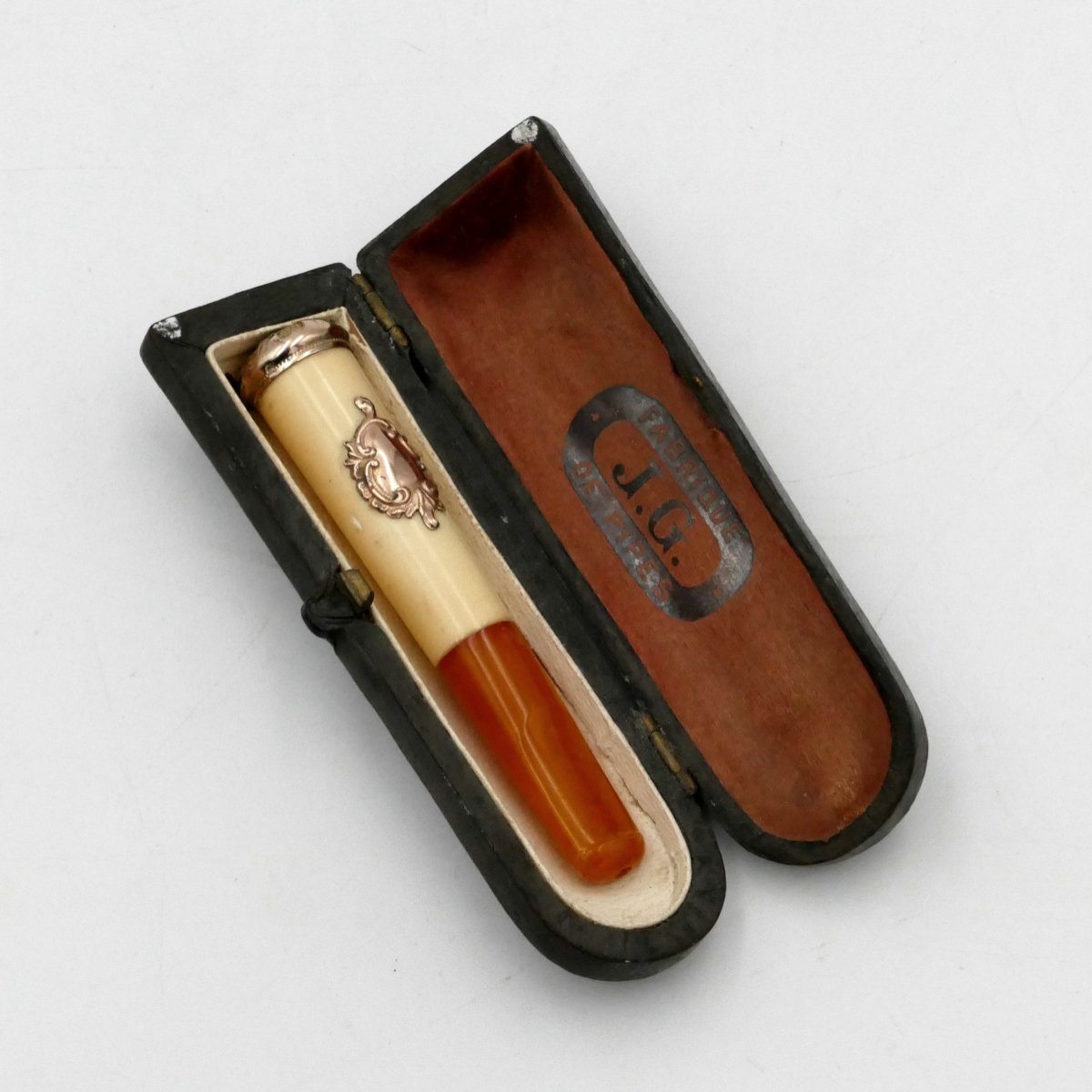 Fume cigarette ambre, vermeil et os en écrin, début XXe siècle.-photo-2